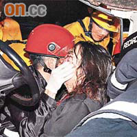 女司機重傷被困，拯救人員努力搶救。