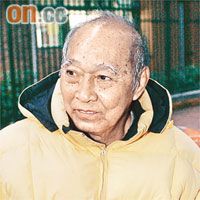 院友吳先生「周圍環境同食住都唔太差，但職員有時都幾惡，故選擇多些到外邊散散步。」