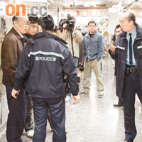 林父（左）涉嫌持刀恐嚇兒子，被警員拘捕盤查。