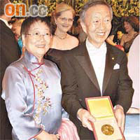高錕（右）與太太本月初於瑞典出席諾貝爾獎頒獎禮，其獎章日前已送到中文大學。	資料圖片