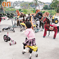 農莊內有機械馬單車供遊人玩樂。