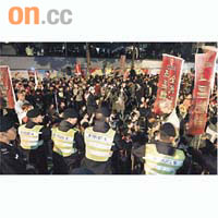 示威人士席地而坐，與警對峙。