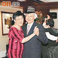 孫公同太太鍾小芬喺倒數後大跳貼身慢舞同土風舞。