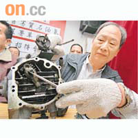 維修技工展示疑因石油氣雜質導致損毀的蒸發器。