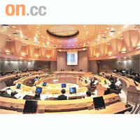 會議廳採環形梯級式設計，險些釀成與會者絆倒意外。	資料圖片