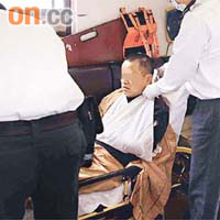 內地僧人在救護車內接受治理。