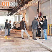 負責接應的賊車曾停泊在停車場，探員封鎖調查。