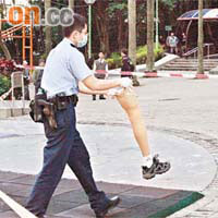 跳樓男子的義肢由警員檢走。