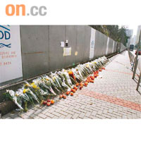 車禍現場昨擺滿鮮花和祭品。