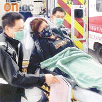 港婦在東莞逛街時，遭電單車黨強搶手袋跌倒，返港後送院治療。