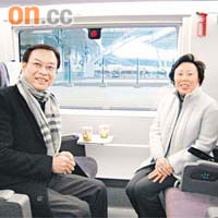 鄭汝樺（右）昨聯同路政署署長韋志成試乘武廣高鐵。