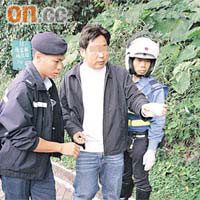 被捕內地男子由警員帶走調查。