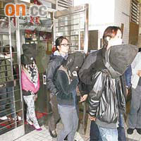 涉嫌販毒青少年男女被帶走。