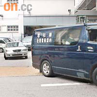 探員尾隨運載郵件外判車了解運作。