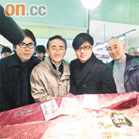 鄭威濤（右二）三度投得「日本一」藍鰭吞拿魚王。