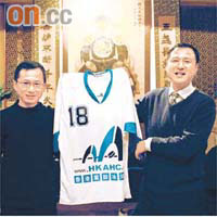 黑龍江省副省長孫堯（右）接受胡文新贈送紀念球衣。