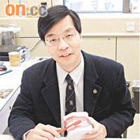 朱振雄指幼兒若未懂漱口便不宜用牙膏，以免令牙齒出現牙斑。