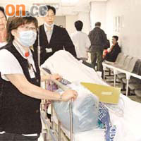 受傷救護隊目由妻子（左一）陪同入院治療。