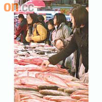 學者建議愛食魚的港人可揀選食用部分，例如避免食魚肚，減少攝取干擾素機會。