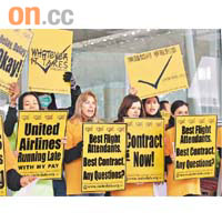 約五十名空中服務員昨在香港國際機場示威，要求管理層盡快調整薪酬。	羅錦鴻攝