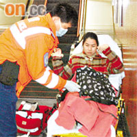 女傷者由救護車送院治療。