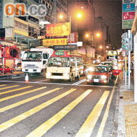 意外現場深宵後常有營業車輛在路口等客。