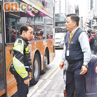 警員查問肇事新巴車長。