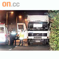 警員在貨櫃車司機燒炭現場調查。