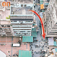 狂徒在南京街一號D天台擲下兩個鏹水彈（紅箭嘴）。警方其後在大廈另一邊拘捕疑人（藍箭嘴）。