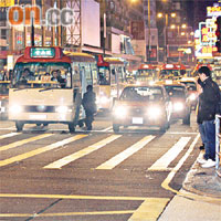 多輛小巴在彌敦道中線等客，漠視行人安全。