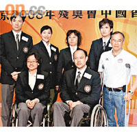 劉軾（右）與輪椅劍擊隊出席○八年傷殘奧運會授旗活動。	資料圖片