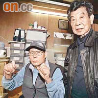 王先生（右）與姓吳主管（左）講述當日事發經過。