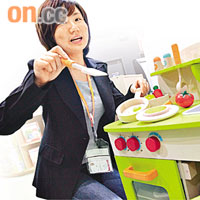 田珊珊介紹廚房組合玩具可啟發小孩的思考力、讓他們學習顏色和食物種類。	羅君豪攝
