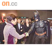 林鄭一見到個「熟人」Batman，就笑到四萬咁口仲主動同佢握手 。