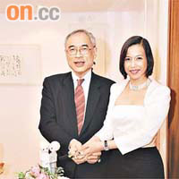 膠樽義同麥嘉軒前日喺中大校長寓所漢園結婚，仲切結婚蛋糕添！中大提供圖片