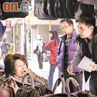 重案組探員向商戶問卷蒐證。