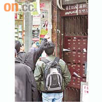 重案組探員在現場一帶上樓調查。