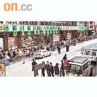 輪候換購限量產品的市民逼滿會場外的福華街一帶。