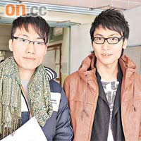 林先生（右）與友人露宿三晚成功租下年宵攤位賣自製T恤。