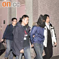 警方昨晚在筲箕灣耀東邨押走一名蒙頭的男子，並檢走一批證物返署調查。