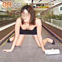 趴地騷身材穿上Tube Top的少女毫不忌諱地趴跪在行人輸送帶上拍照。