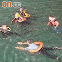 消防蛙人和警員合力救釣魚郎。下圖為重逾一斤紅鮪最終被遺棄在碼頭。
