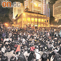 財委會通過高鐵撥款後，大批示威者繼續包圍立法會，拒絕散去。