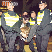 示威者響應大會呼籲放軟身體，任由警員抬走。