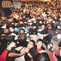 大批反高鐵人士躺臥在立法會大樓對出馬路，手挽手築成人鏈示威。