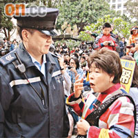 姓梁老婦（右）走入反高鐵陣營「踩場」，互相對罵，須警員調停。