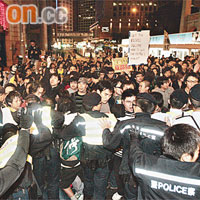 入夜後，大批示威者在舊中銀大廈對開聚集，並衝擊警方防線。
