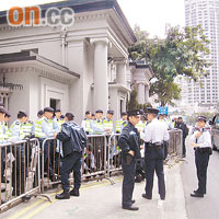 禮賓府門外有數十名警員駐守。