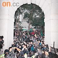 示威者一度衝入立法會大樓範圍，與警方短兵相接。