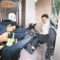 示威者跨過圍欄試圖走入立法會大樓，但被多名警員阻截。